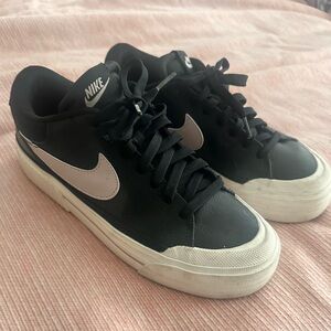 Nike Women's Black and White Sneakers Leather